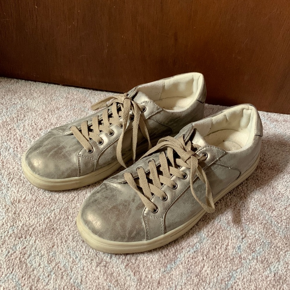 10 Gold Women’s Sneakers